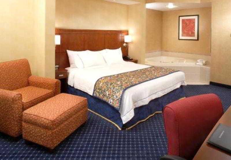Отель Courtyard By Marriott Cleveland Уиллоуби Экстерьер фото