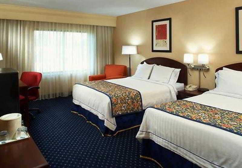 Отель Courtyard By Marriott Cleveland Уиллоуби Экстерьер фото