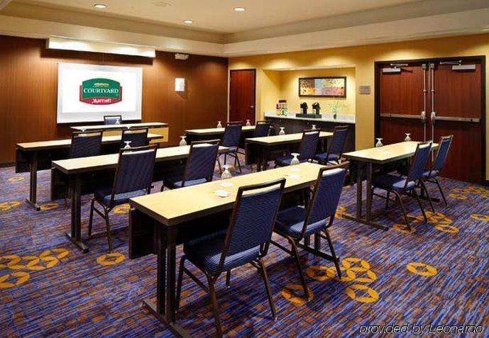 Отель Courtyard By Marriott Cleveland Уиллоуби Бизнес фото