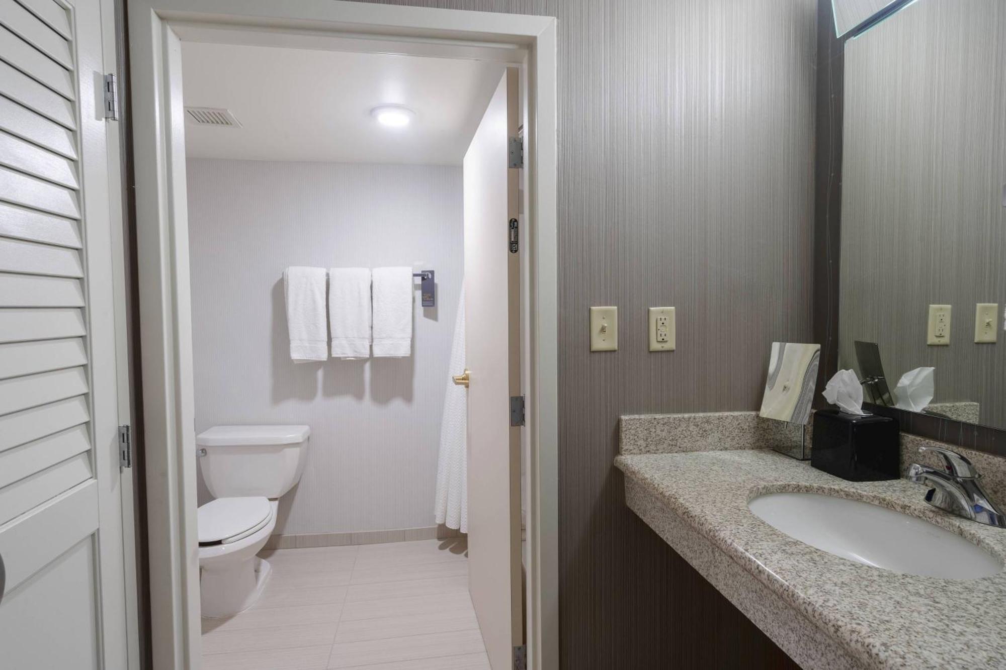 Отель Courtyard By Marriott Cleveland Уиллоуби Экстерьер фото