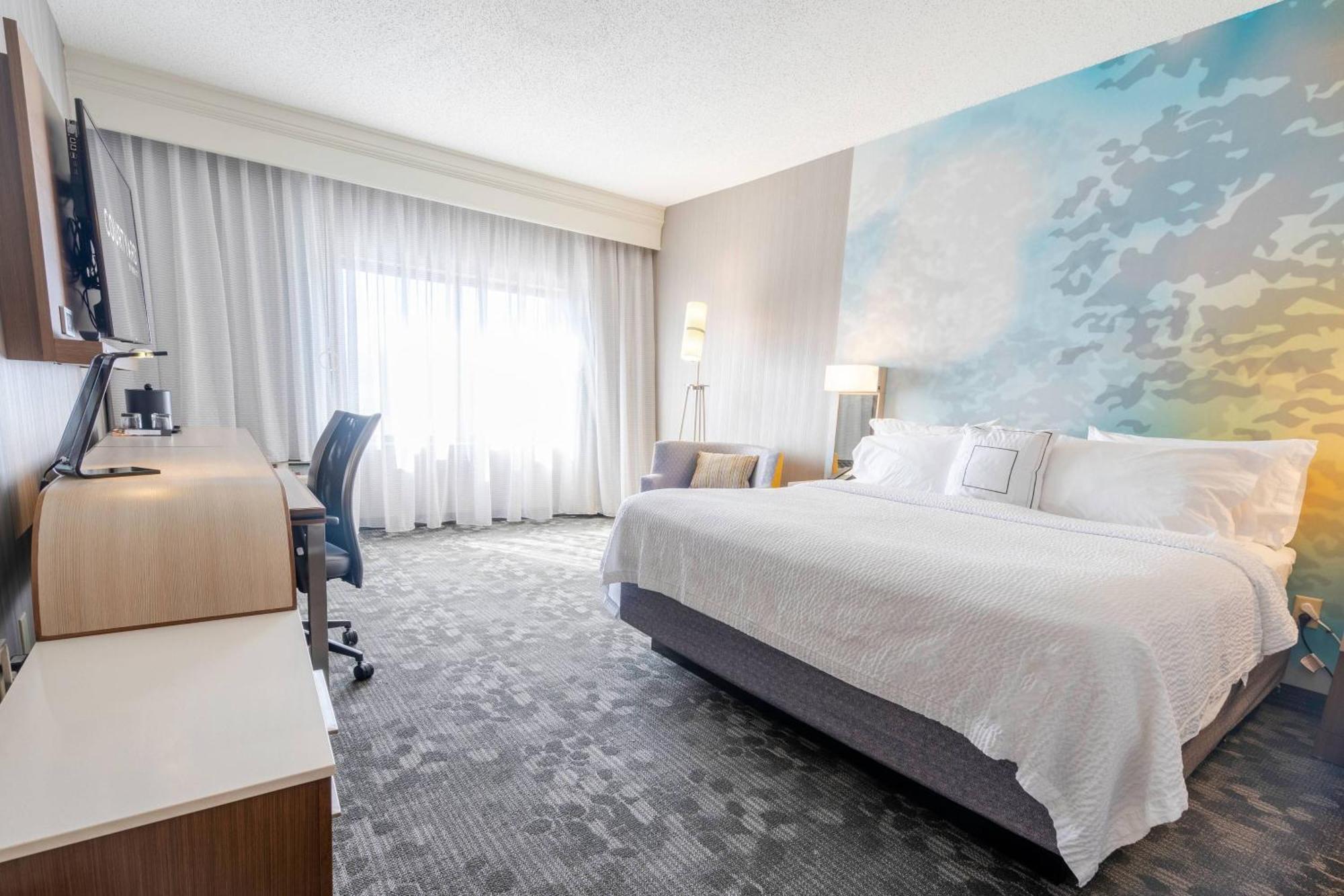 Отель Courtyard By Marriott Cleveland Уиллоуби Экстерьер фото